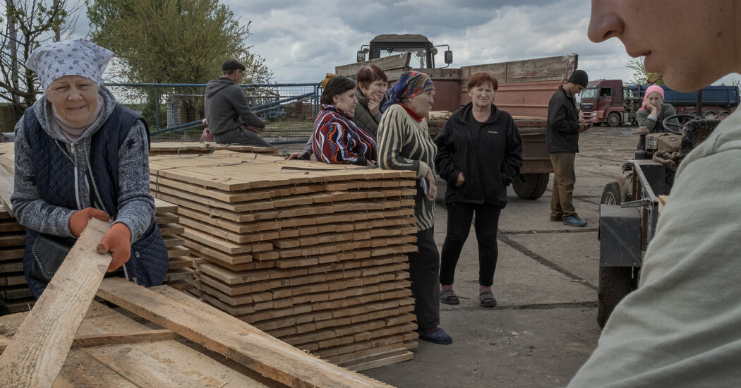 Kherson Residents Rebuild and Brace for New Russian Attack