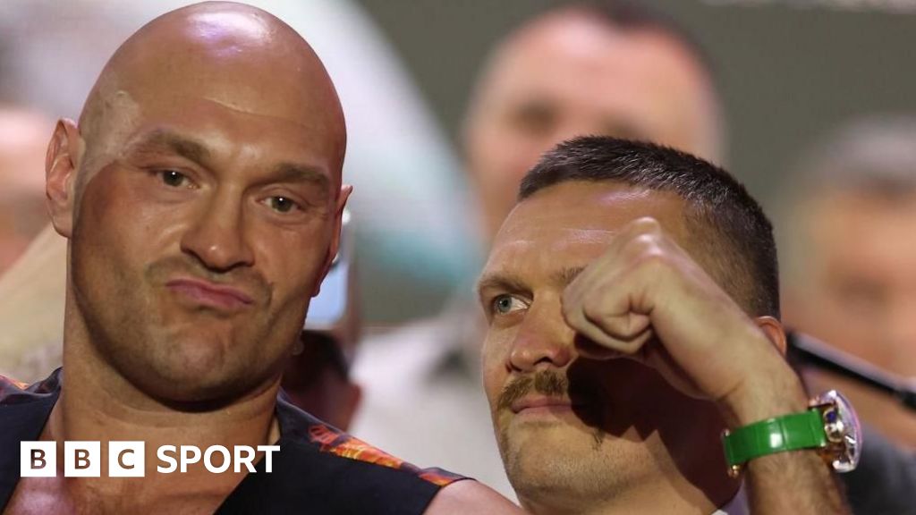 Tyson Fury touches his forehead against Oleksandr Usyk's during a face-off