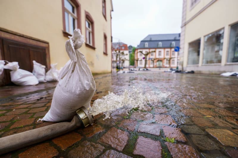 Water is being pumped out of flooded cellars in the old town. Andreas Arnold/dpa