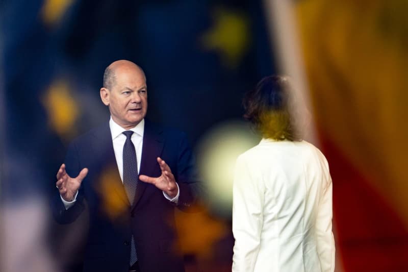 German Chancellor Olaf Scholz (L) gesticulating in the Federal Chancellery during the visit of the President of the Republic of Moldova. Fabian Sommer/dpa