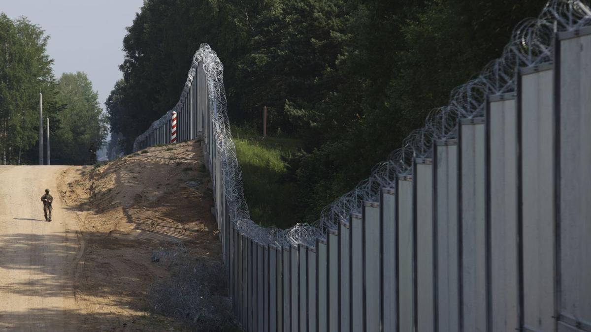 Poland eyes fortifications on its border with Belarus
