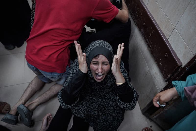 A Palestinian mother mourns her son who was killed in Israeli bombardments. Saher Alghorra/ZUMA Press Wire/dpa