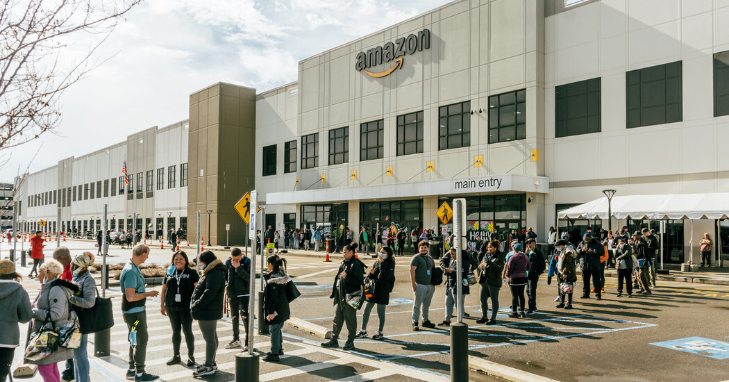 Amazon Union Workers Join Forces With the Teamsters