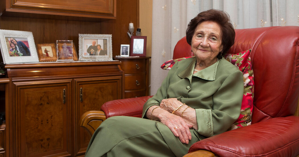 Ángeles Flórez Peón, Spanish Civil War’s Last Militiawoman, Dies at 105