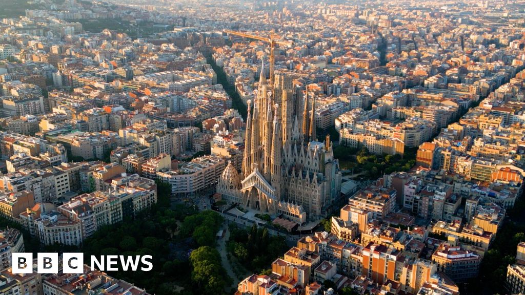 Barcelona mayor vows to abolish holiday lets