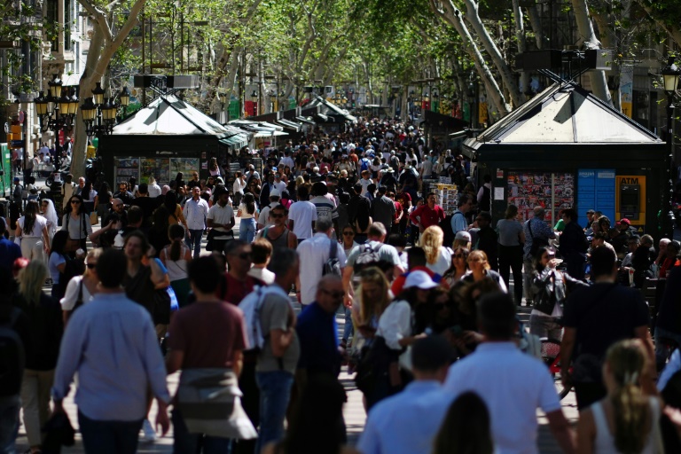 Tourists crowd Las Ramblas alley in Barcelona (PAU BARRENA)