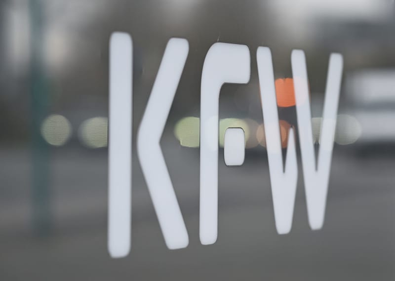 The logo of KfW Bankengruppe stands on a stele in front of the bank's headquarters. Arne Dedert/dpa