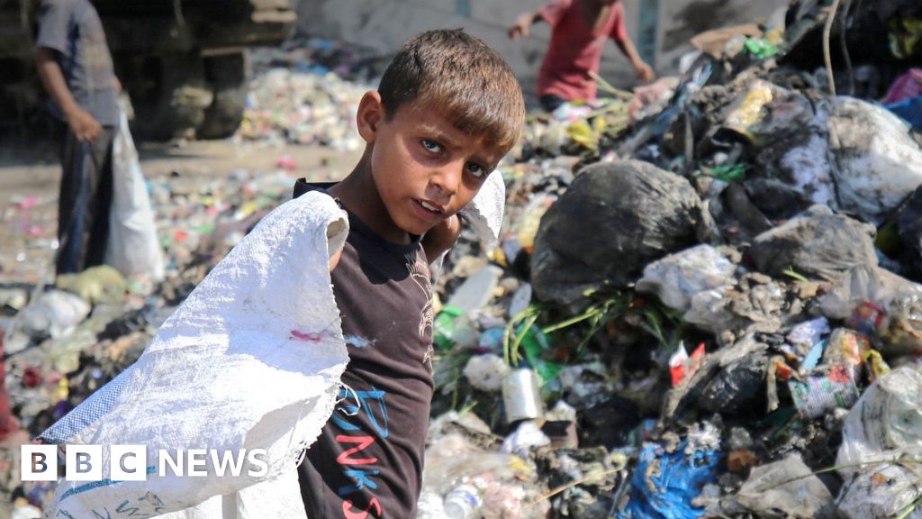 Gazans live alongside rotting rubbish and rodents