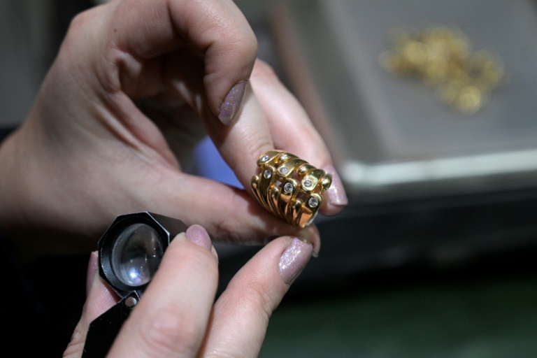 An appraiser examines a gold ring at a jewelry exchange in Buenos Aires (JUAN MABROMATA)
