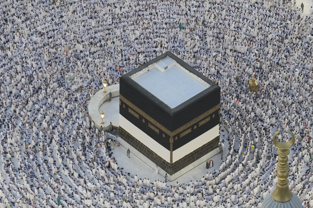 More than 1.5 million foreign Muslims arrive in Mecca for annual Hajj pilgrimage