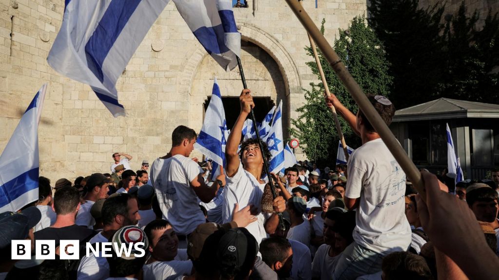 Israeli nationalists march through Old City