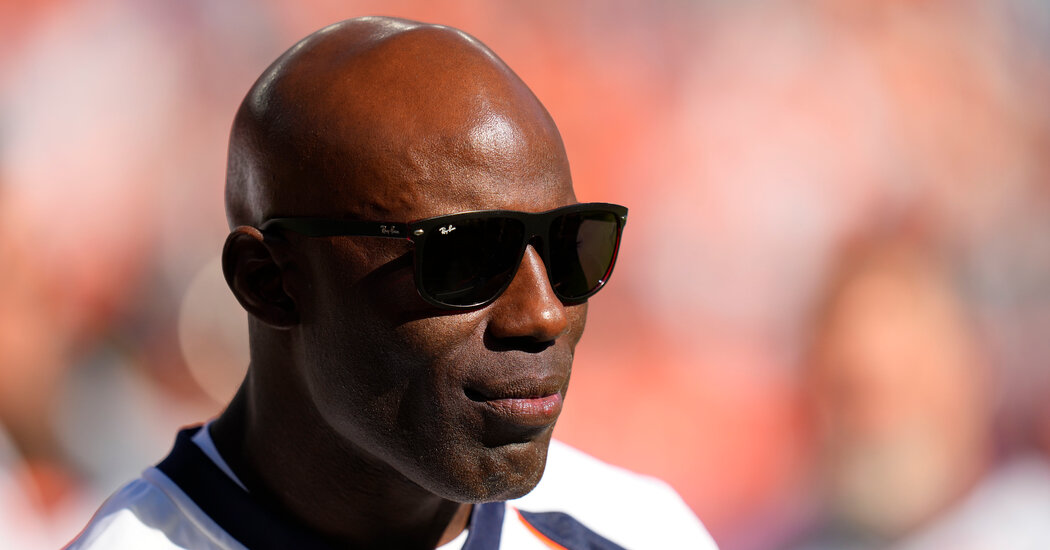 Terrell Davis, N.F.L. Hall of Famer, Says He Was Unjustly Detained on Flight