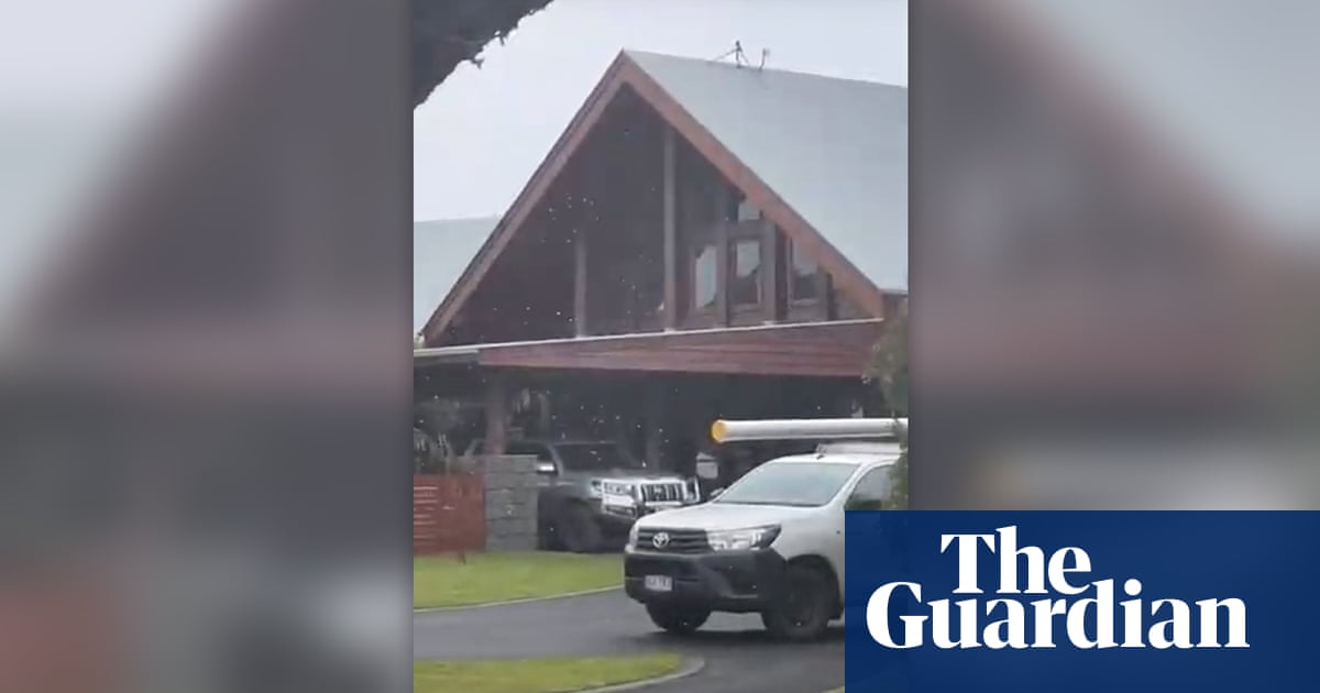 Queenslanders melt with delight as snow spotted for ‘a few minutes’ north of NSW border | Australia weather
