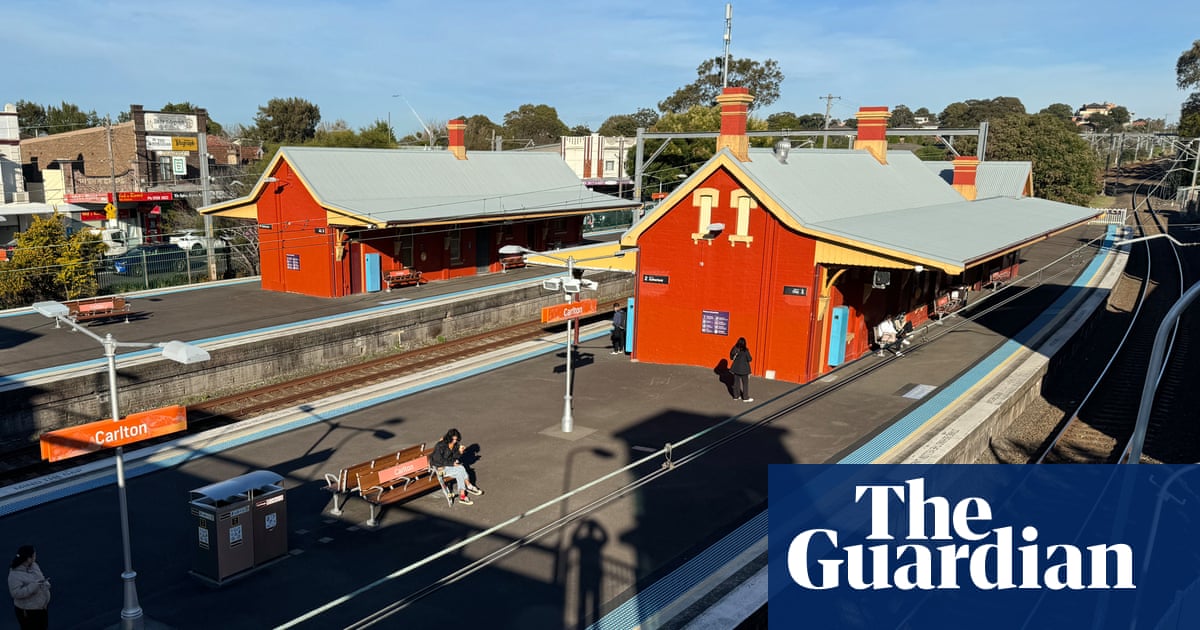More glass barriers being considered after father and baby die when pram falls off Sydney train platform | Rail transport