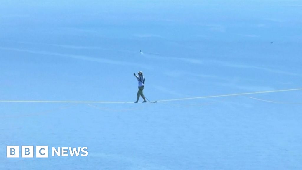 Man's slackline record attempt over Italy's Strait of Messina