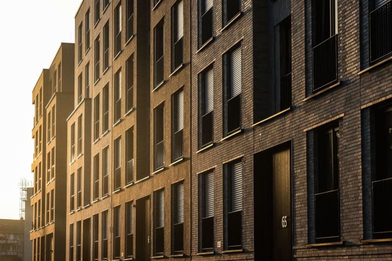 The sun shines on the facades of newly built apartments. The sharp rise in residential rent prices in major German cities is slowing down compared to the rapid growth seen recently, according to an analysis by real estate specialists Jones Lang LaSalle (JLL). Oliver Berg/dpa