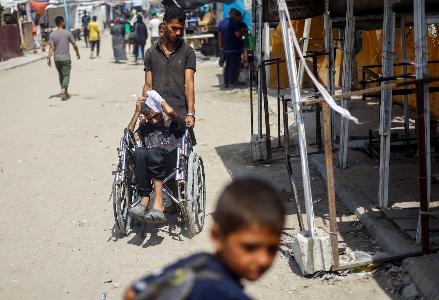 Gazans trickle back to Khan Younis after Israeli evacuation order