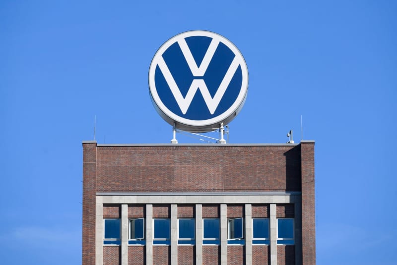 The VW logo stands on the brand tower at the Volkswagen main plant. Julian Stratenschulte/dpa