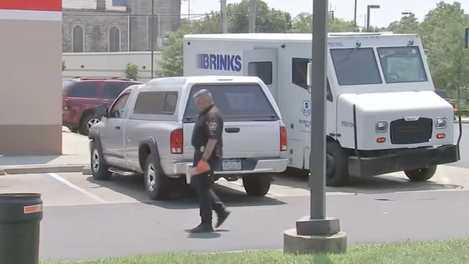 Hundreds of thousands of dollars stolen from armored truck in Philadelphia heist