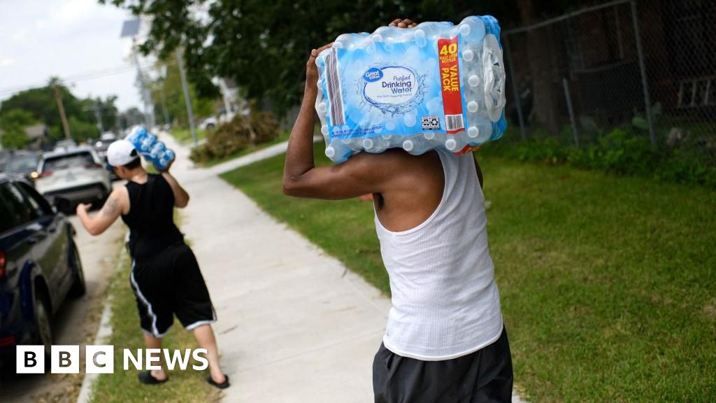 Texas residents endure days-long heat wave and no power