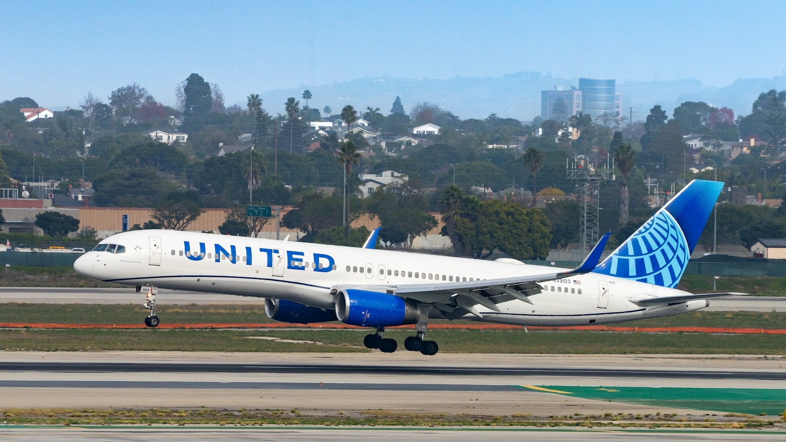 United plane loses tire during takeoff at Los Angeles International Airport