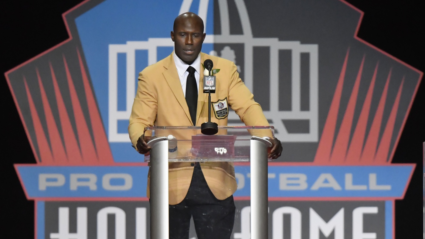 NFL Hall of Famer Terrell Davis says he was handcuffed and removed from flight : NPR
