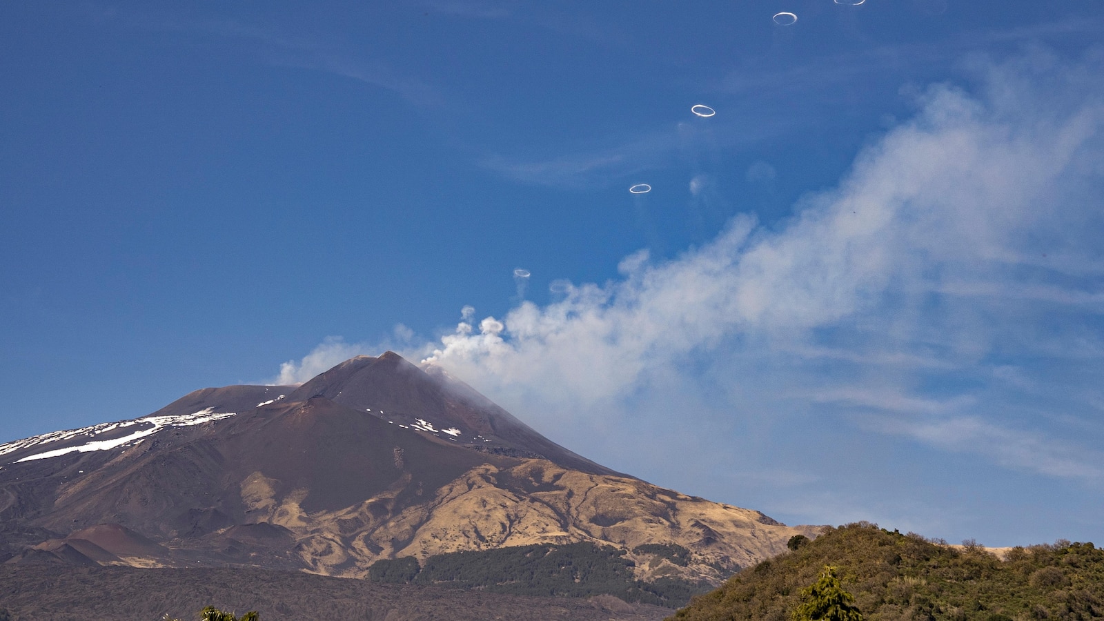 American tourist dies after sudden illness during excursion on Sicily's Mount Etna