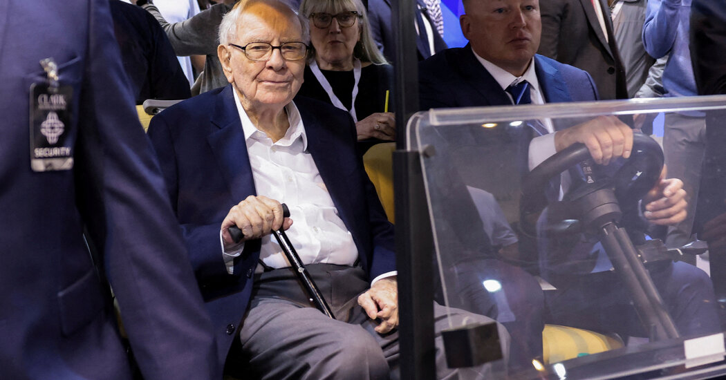 Berkshire’s Cash Stockpile Soars as It Cuts Its Stake in Apple