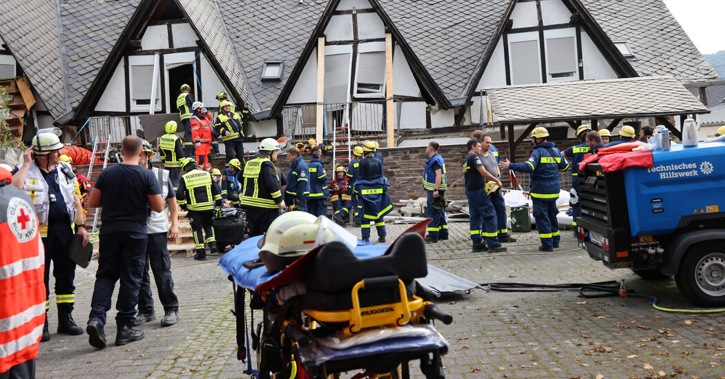 Hotel Collapse in Germany Kills 2 and Prompts Frantic Rescue Mission