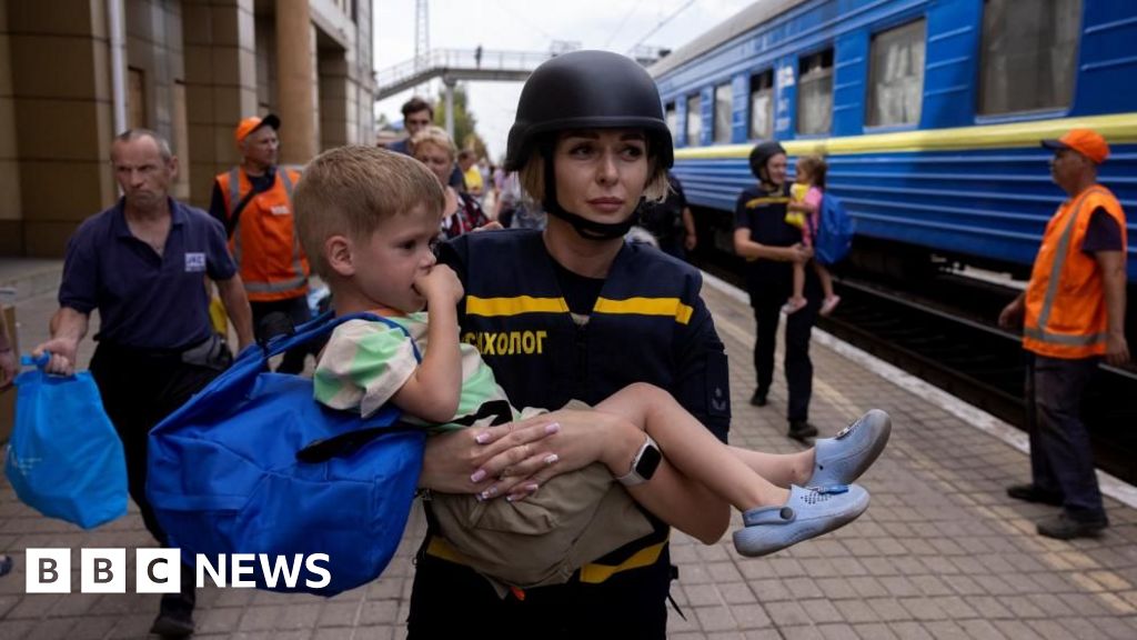 Ukraine's vital eastern town in Russian sights