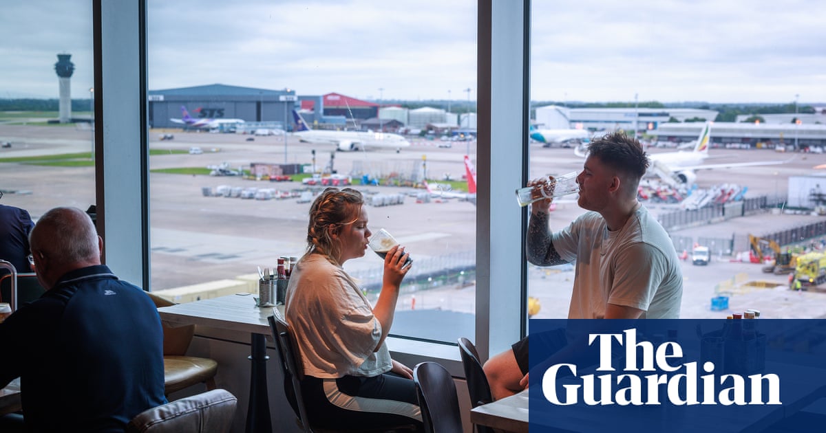 Smoothies and vegan food are the new pre-flight pint for UK holidaymakers | Hospitality industry