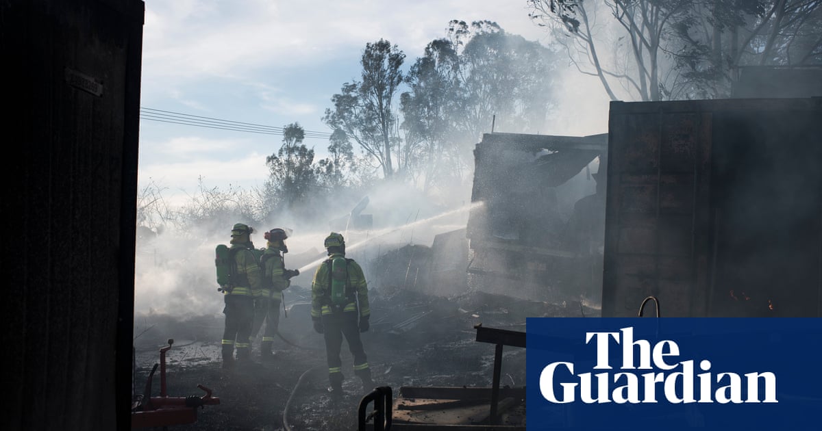 More than 80 firefighters bring Sydney grass fire under control after residents told too late to leave | Bushfires