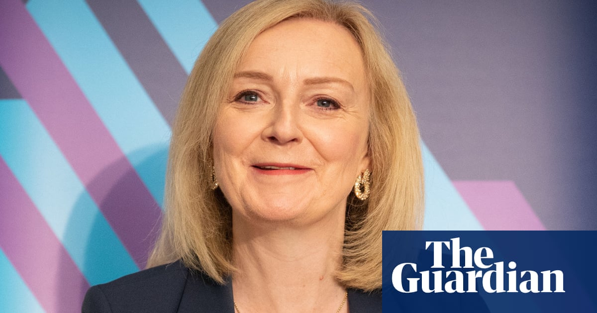 Liz Truss leaves stage over ‘I crashed the economy’ lettuce banner | Liz Truss