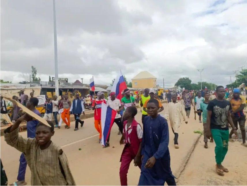 Protesters waving Russian flags in Zamfara state