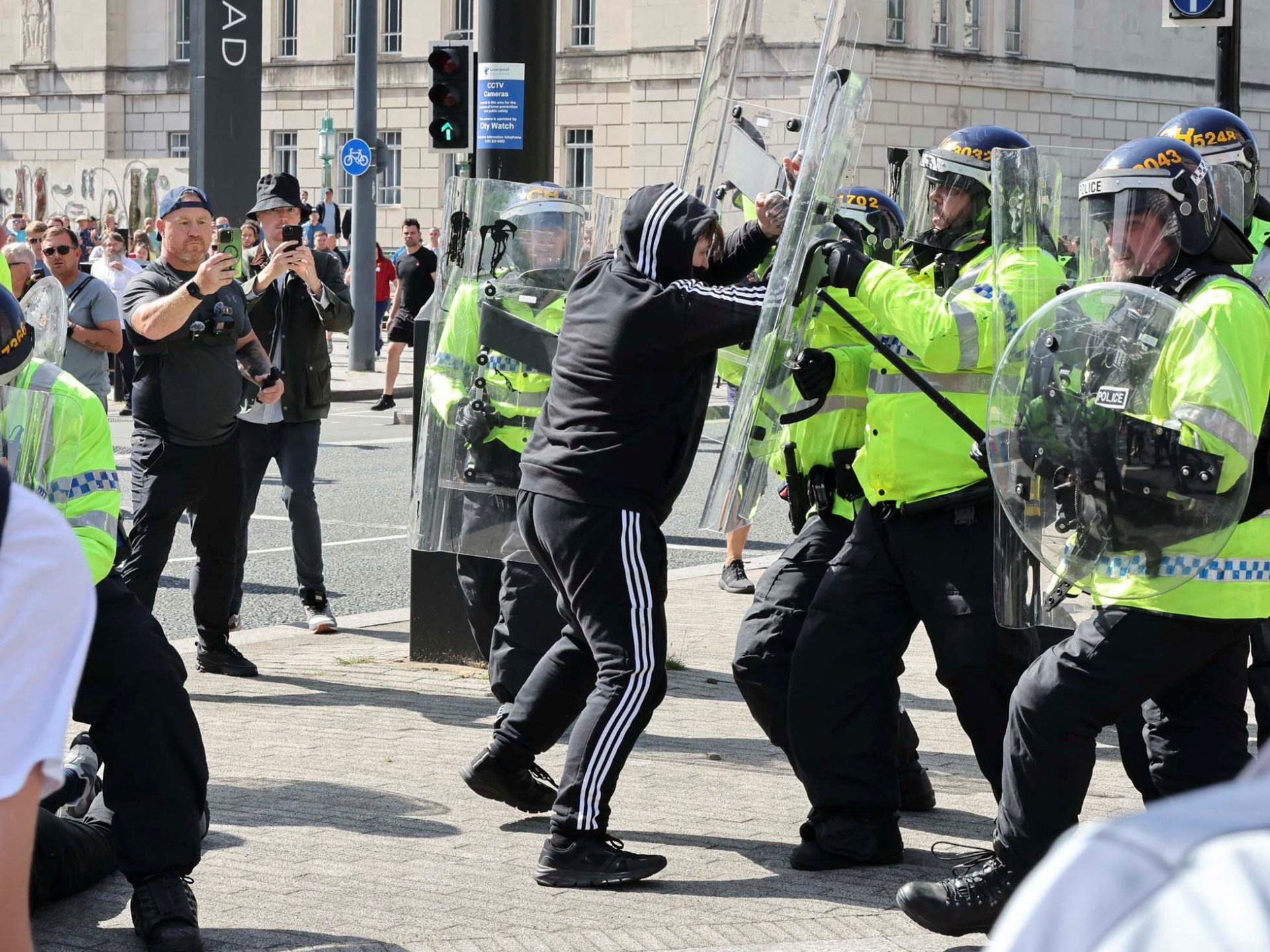 Far-right protesters clash with police in UK cities as unrest spreads | The Far Right News