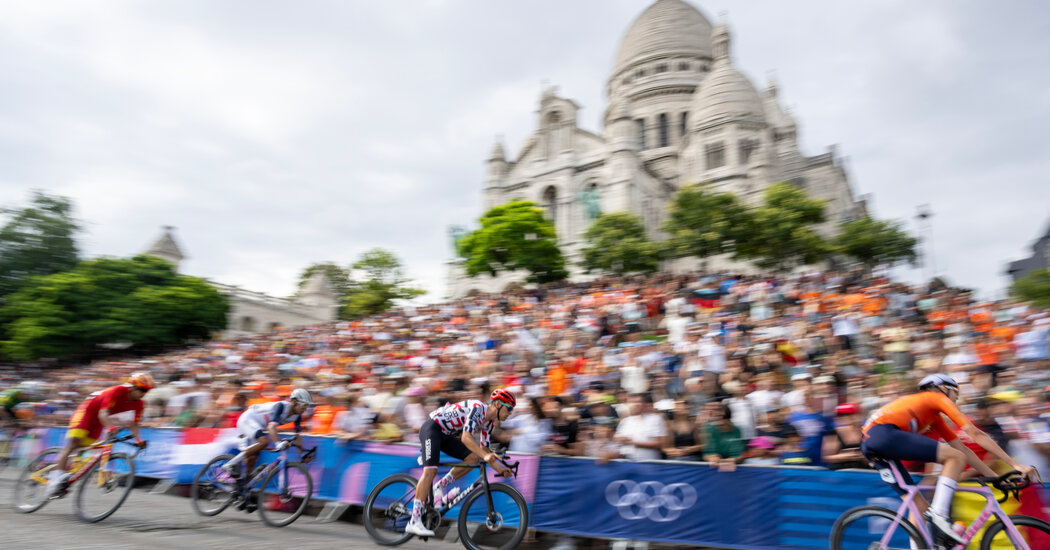 A weekend ride through Paris. Prizes for the first three finishers.