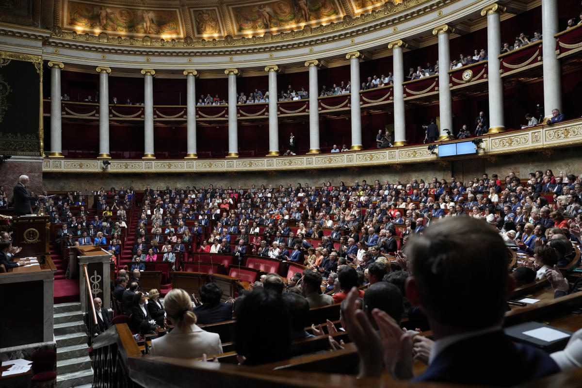 France's Macron to hold talks with key political players in a bid to form a new government