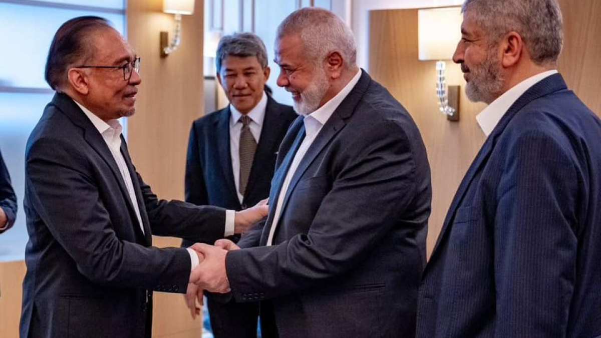 Malaysia PM Anwar slams Meta after Facebook removes post on Hamas’s Haniyeh | Social Media News