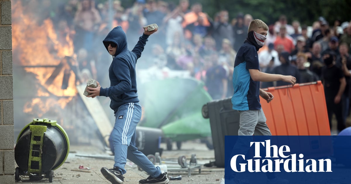 Why are people rioting across England and how many are involved? | Far right