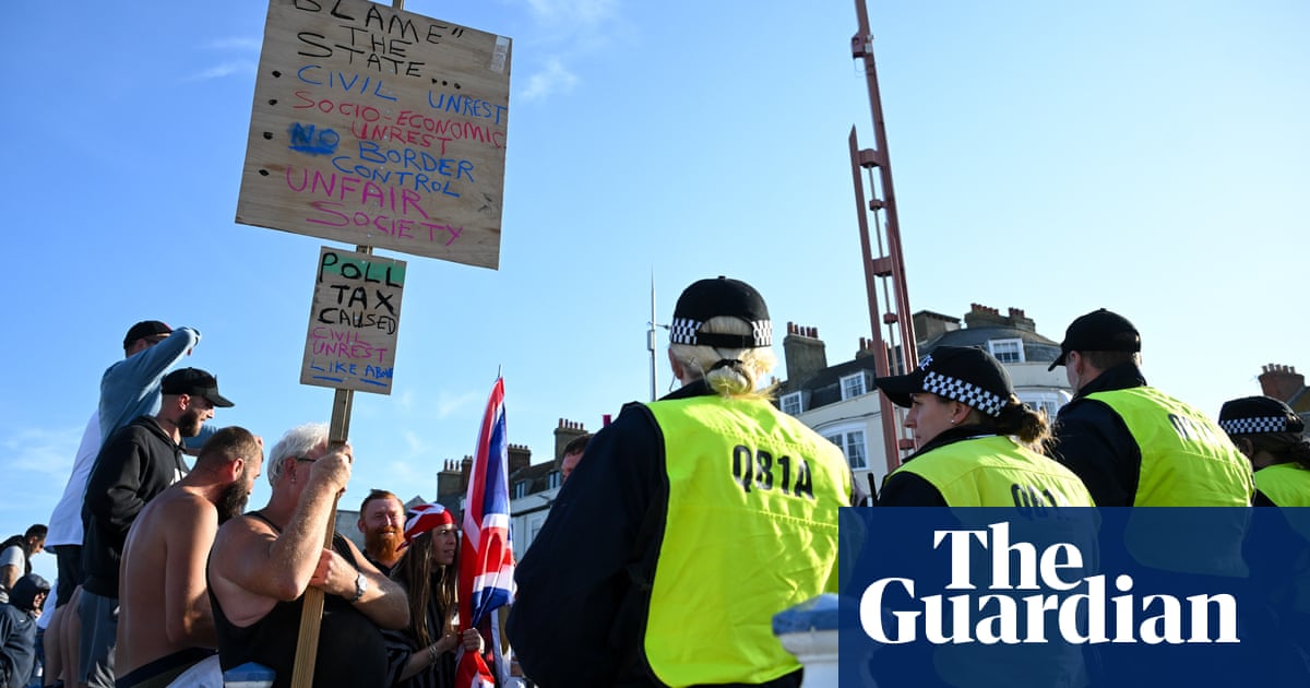 Far-right disorder had ‘clear’ Russian involvement, says ex-MI6 spy | Far right