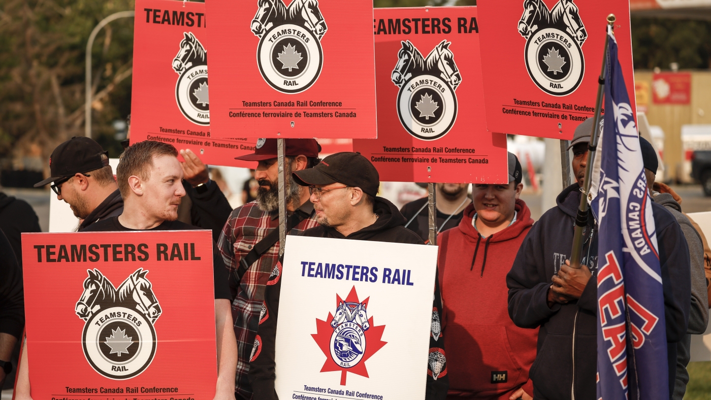 Arbitration hearing between Canadian railroads and union ends with no decision : NPR