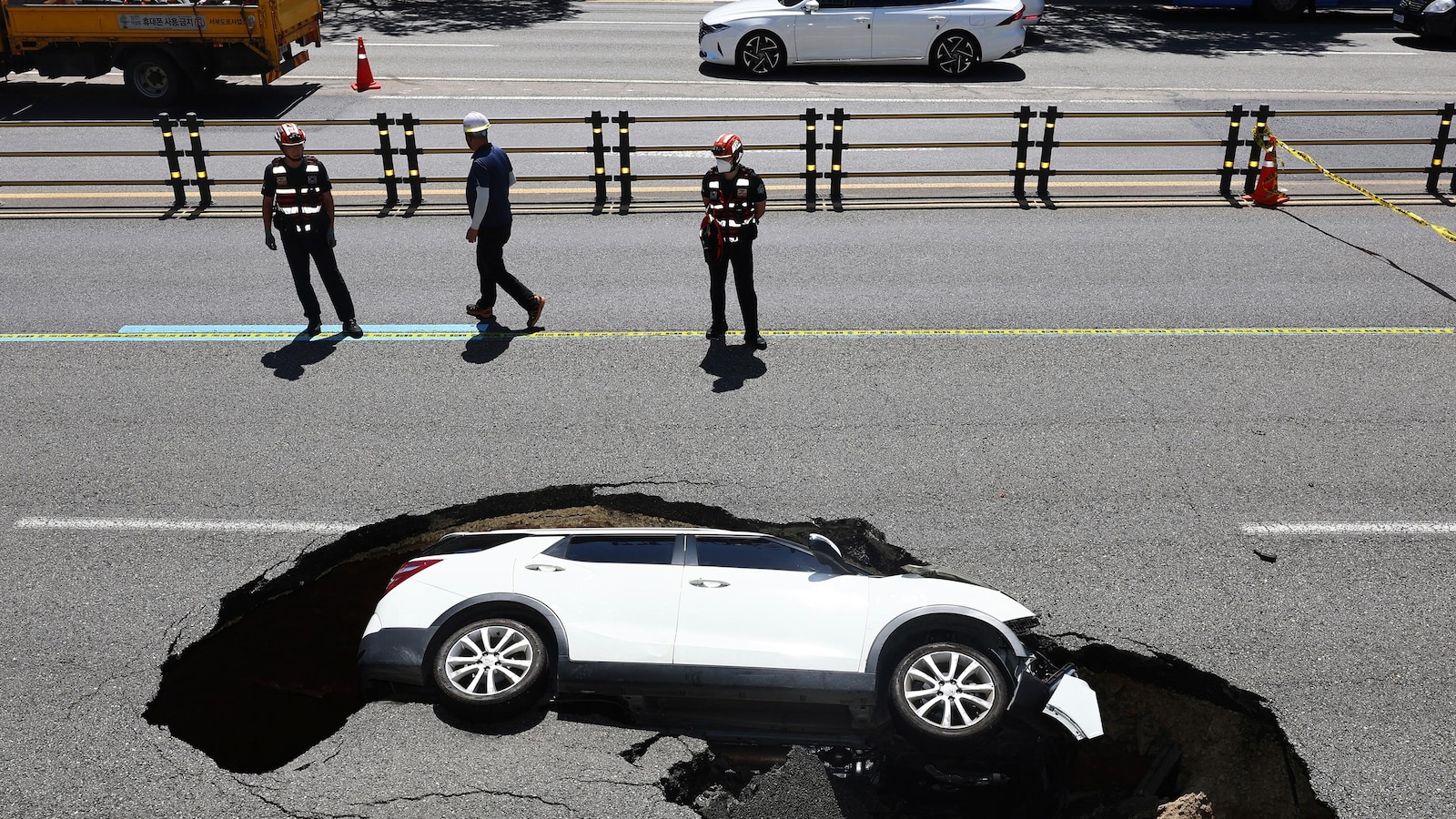 2 hurt after SUV swallowed by sinkhole