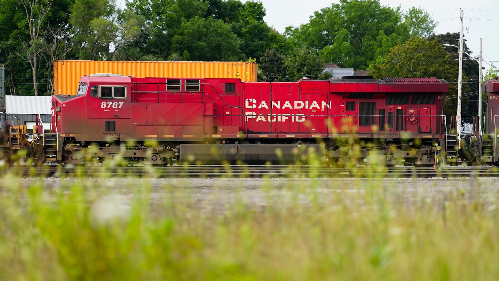 Canada's 2 major freight railroads at a full stop; government officials scramble