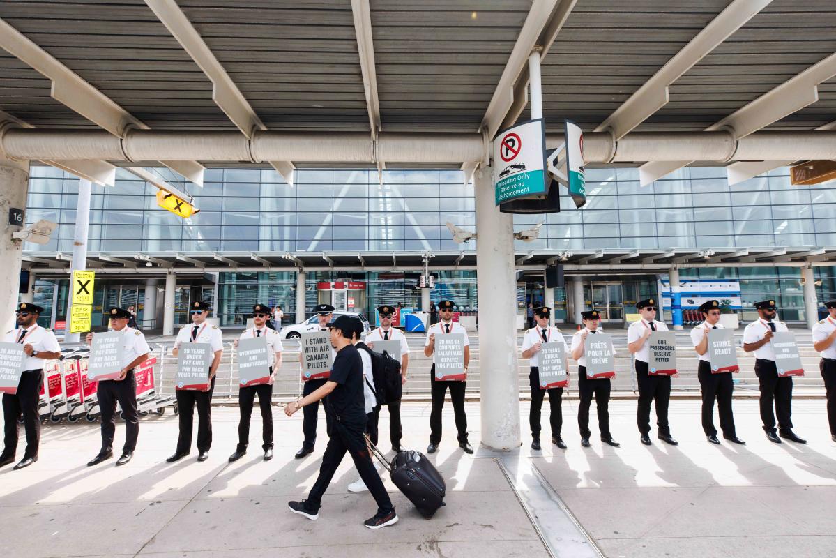 Air Canada Plans for Shutdowns If Deal With Pilots Isn't Reached