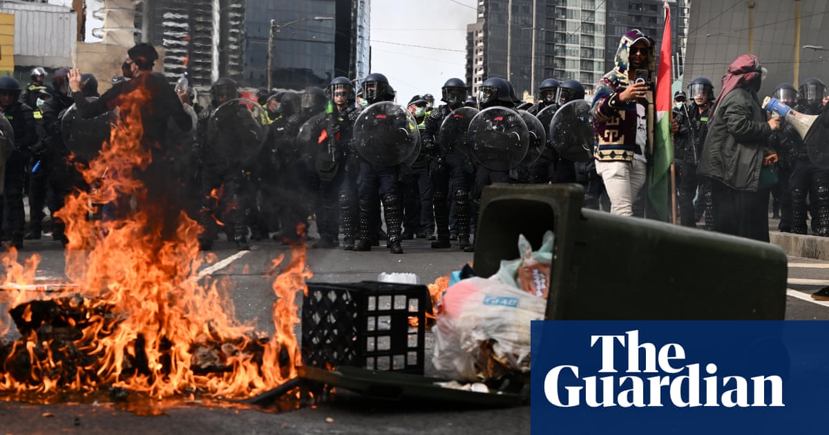 Pepper spray used and fires break out as weapons expo protesters face off with police in Melbourne’s CBD | Melbourne