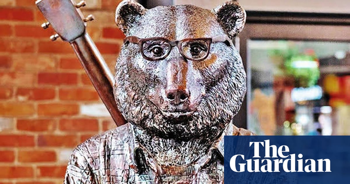 Artists ‘absolutely heartbroken’ after $60,000 bike-riding bear statute stolen from Melbourne laneway | Victoria