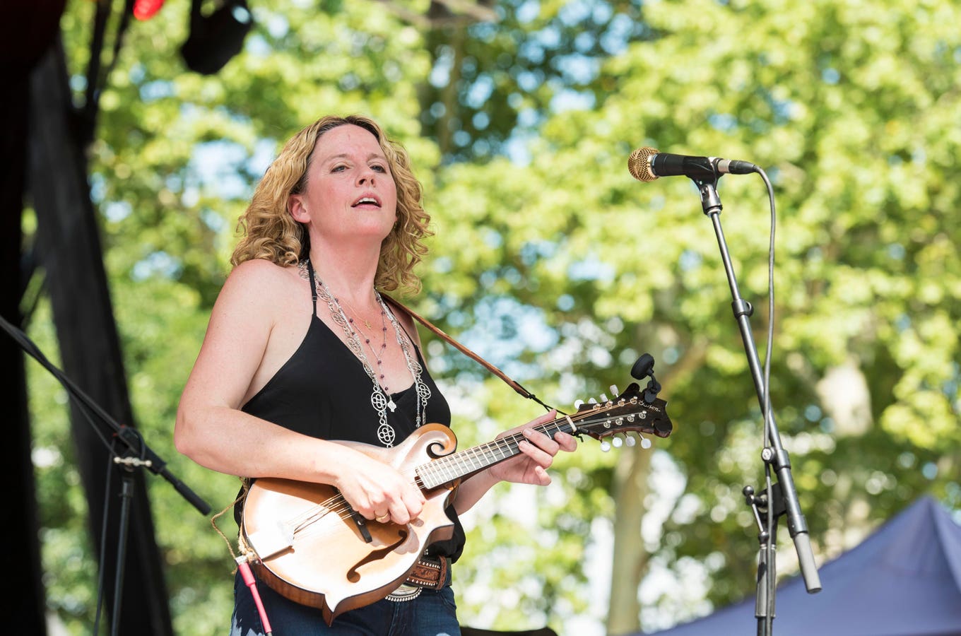 Amy Helm Salutes Women’s Voices And Reveals Her Woodstock Faves