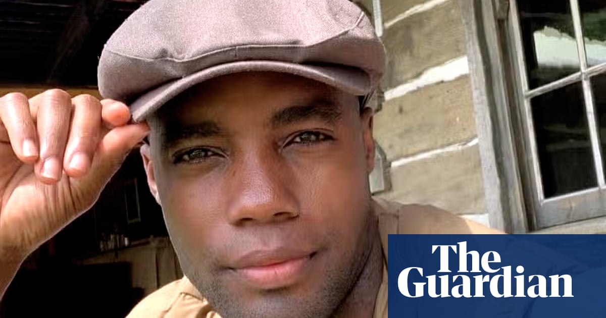 Actor claims Met police pepper sprayed him after returning home from a show | Metropolitan police