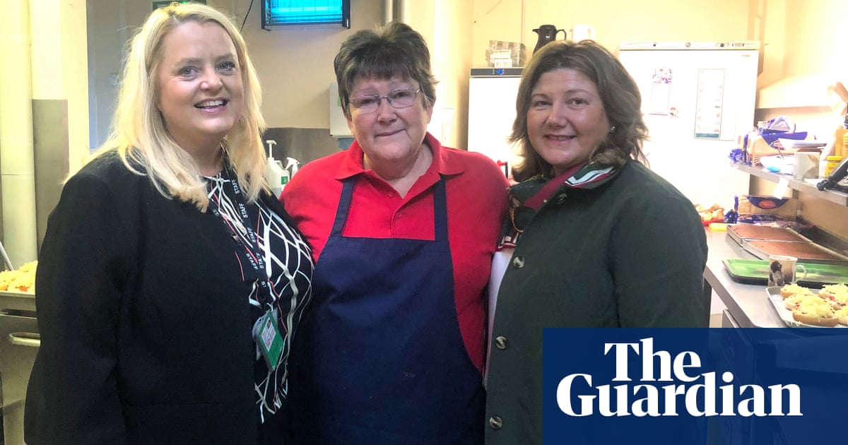 Dinner lady at same Oldham school for 40 years congratulated by Jamie Oliver | Greater Manchester