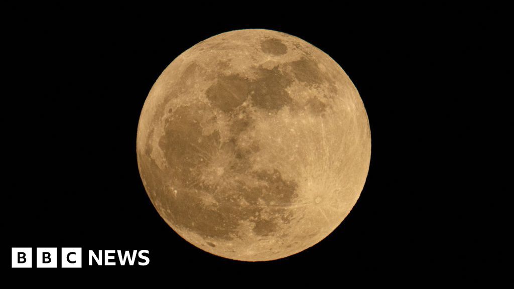 Supermoon and lunar eclipse delight star gazers